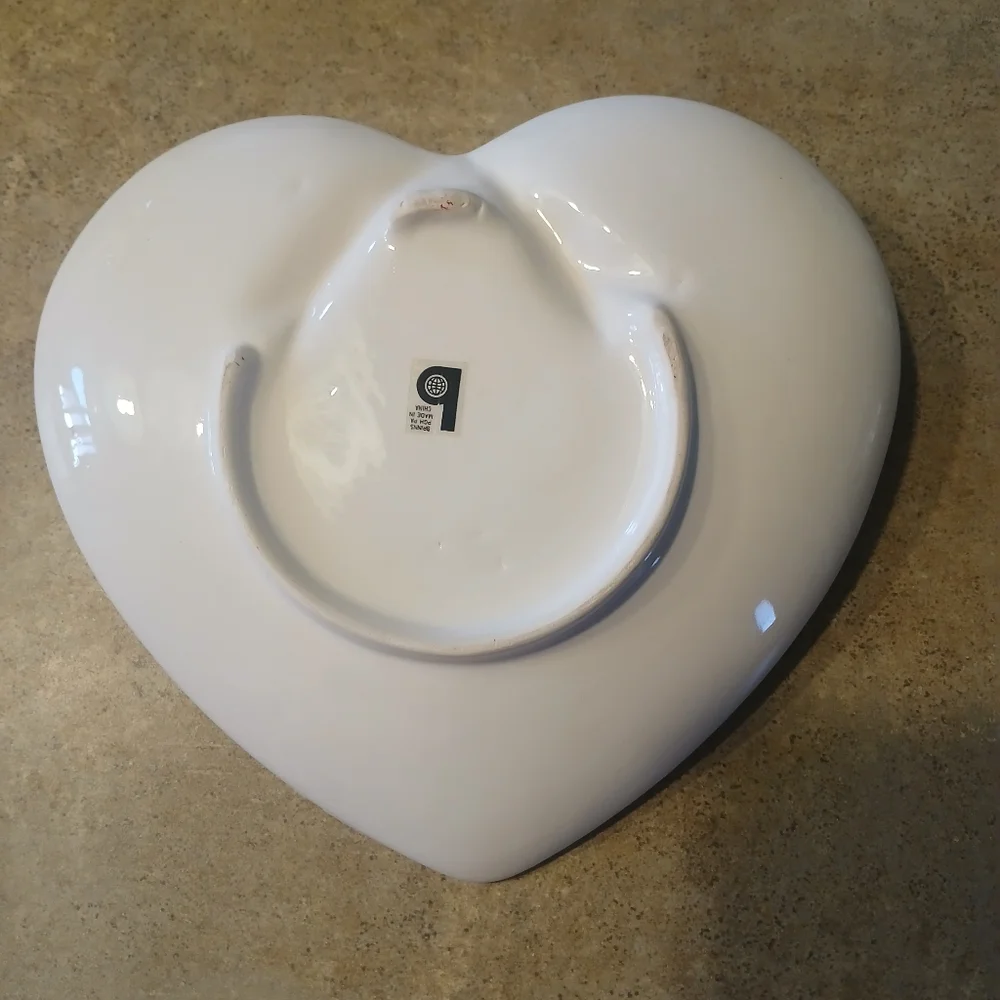 Ceramic Heart-Shaped Decorative Plate with Bow